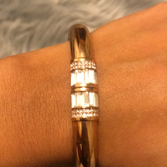 Gold bangle. - Picture 3 of 5